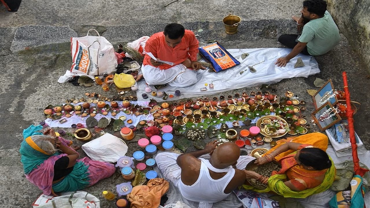 Pindan Daan ritual at Vishnupad Temple Gaya